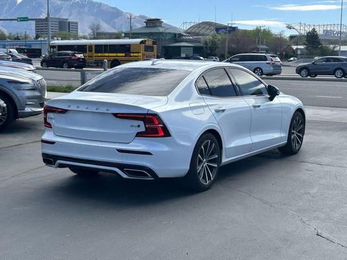 2022 Volvo S60 B5 Momentum