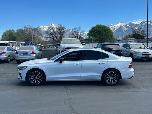 2022 Volvo S60 B5 Momentum