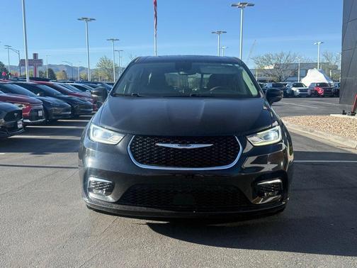 Brilliant Black Crystal Pearlcoat 2023 Chrysler Pacifica Touring-L