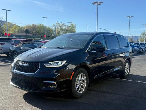 Brilliant Black Crystal Pearlcoat 2023 Chrysler Pacifica Touring-L