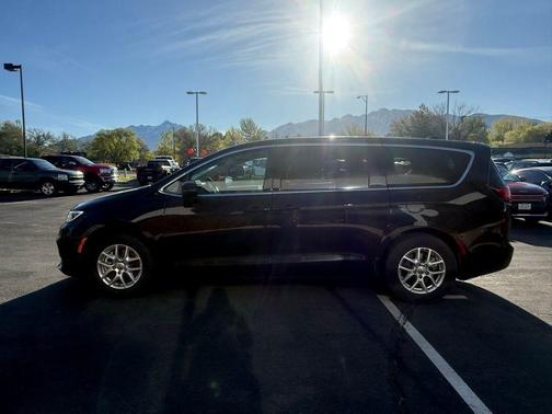 Brilliant Black Crystal Pearlcoat 2023 Chrysler Pacifica Touring-L