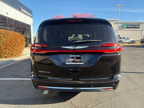 Brilliant Black Crystal Pearlcoat 2023 Chrysler Pacifica Touring-L
