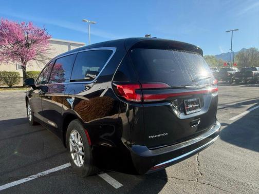 Brilliant Black Crystal Pearlcoat 2023 Chrysler Pacifica Touring-L