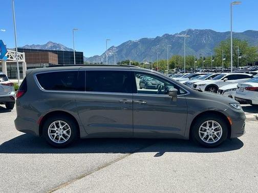 2022 Chrysler Pacifica Touring-L