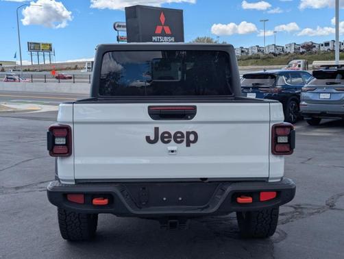 Bright White Clearcoat 2024 Jeep Gladiator Mojave