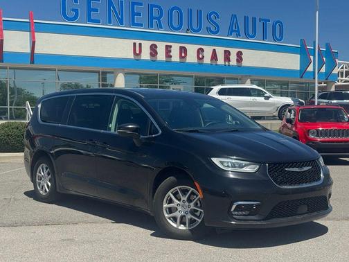 Brilliant Black Crystal Pearlcoat 2023 Chrysler Pacifica Touring-L