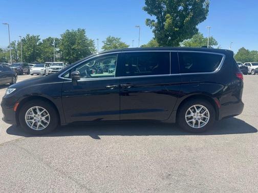 Brilliant Black Crystal Pearlcoat 2023 Chrysler Pacifica Touring-L