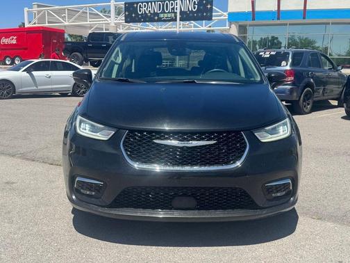 Brilliant Black Crystal Pearlcoat 2023 Chrysler Pacifica Touring-L