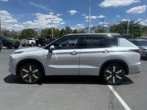 Black 2026 Mitsubishi Outlander SEL