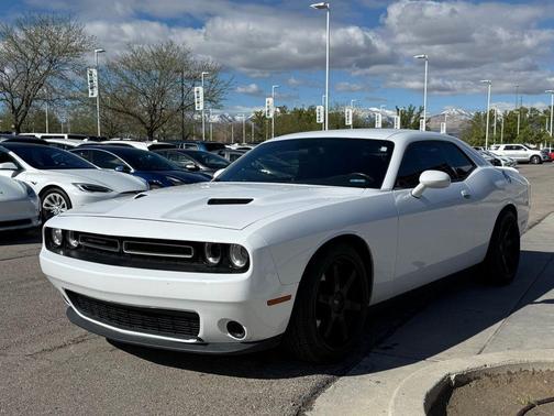 Bright White Clearcoat 2015 Dodge Challenger SXT