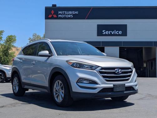 Molten Silver 2017 Hyundai TUCSON SE