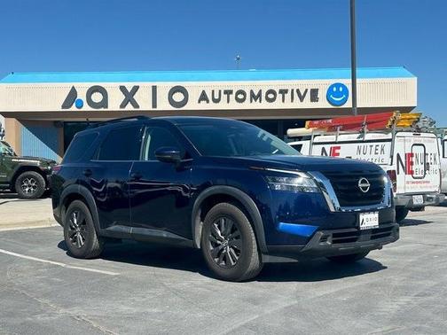 2022 Nissan Pathfinder SV