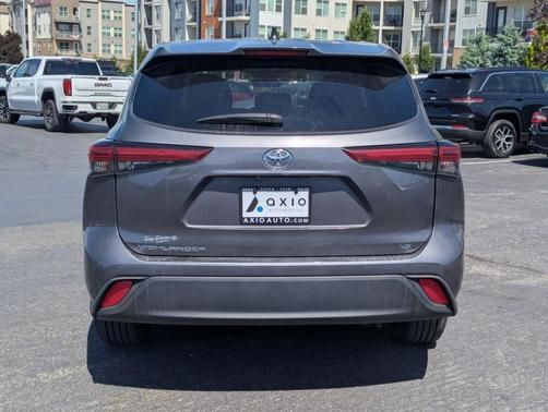 Magnetic Gray Metallic 2023 Toyota Highlander LE