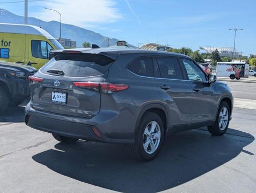 Magnetic Gray Metallic 2023 Toyota Highlander LE