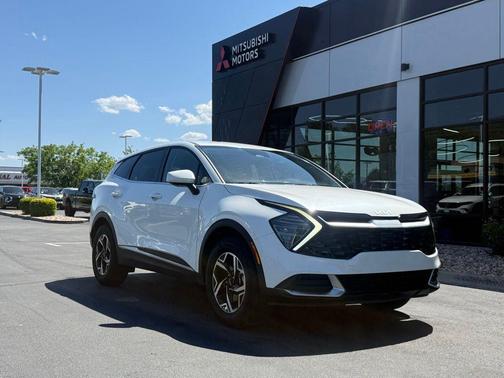 Snow White Pearl 2024 Kia Sportage LX