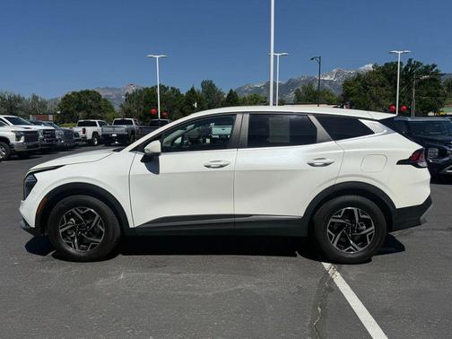 Snow White Pearl 2024 Kia Sportage LX