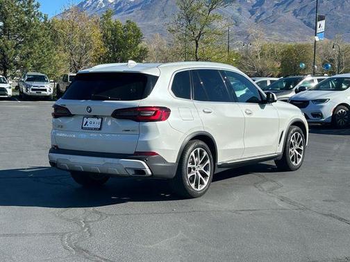 White Metallic 2023 BMW X5 xDrive40i