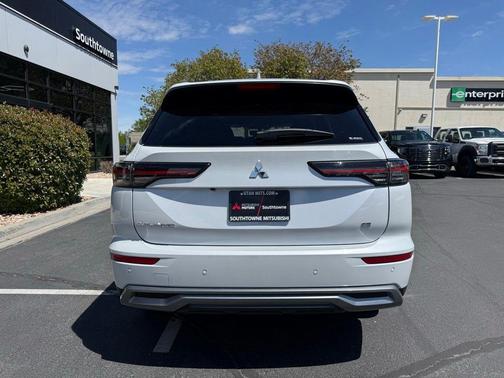 Diamond White 2026 Mitsubishi Outlander SE