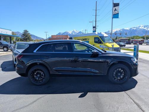 Mythos Black Metallic 2024 Audi Q8 e-tron Premium