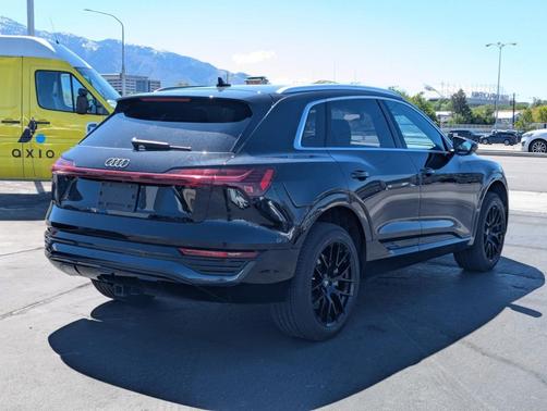 Mythos Black Metallic 2024 Audi Q8 e-tron Premium