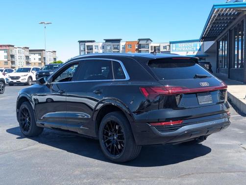Mythos Black Metallic 2024 Audi Q8 e-tron Premium