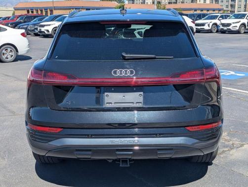Mythos Black Metallic 2024 Audi Q8 e-tron Premium