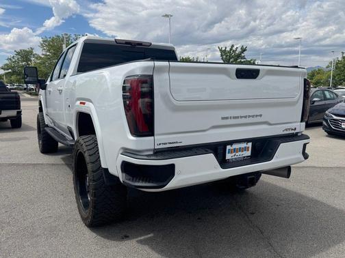 Summit White 2024 GMC Sierra 2500 AT4