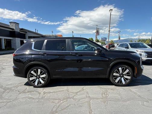 Black 2025 Mitsubishi Outlander SE