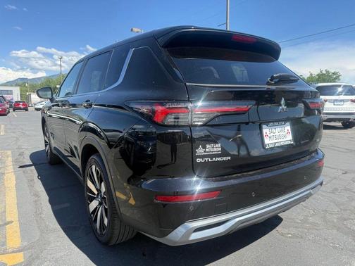 Black 2025 Mitsubishi Outlander SE