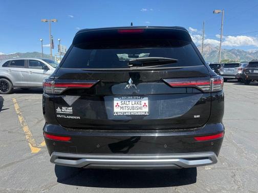 Black 2025 Mitsubishi Outlander SE