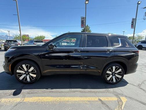 Black 2025 Mitsubishi Outlander SE