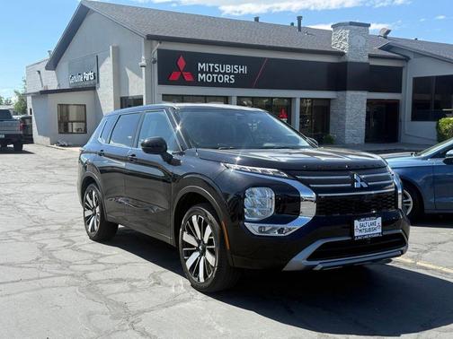 Black 2025 Mitsubishi Outlander SE