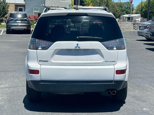 White 2007 Mitsubishi Outlander