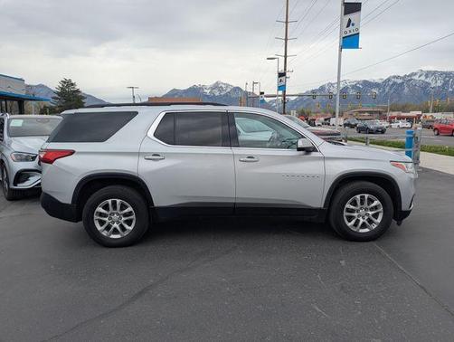 Silver Ice Metallic 2021 Chevrolet Traverse LT Cloth