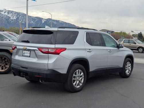 Silver Ice Metallic 2021 Chevrolet Traverse LT Cloth