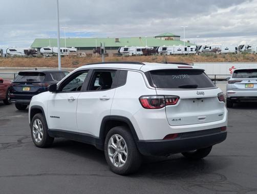Bright White Clearcoat 2024 Jeep Compass Latitude