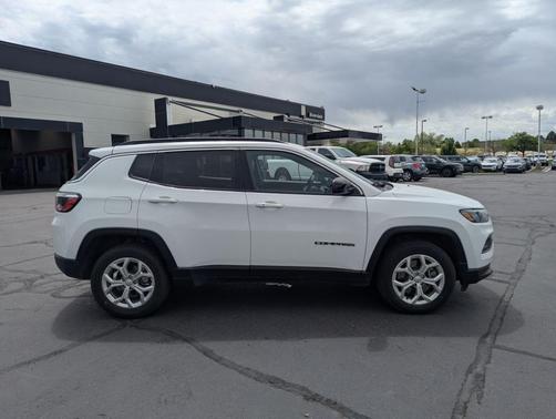 Bright White Clearcoat 2024 Jeep Compass Latitude