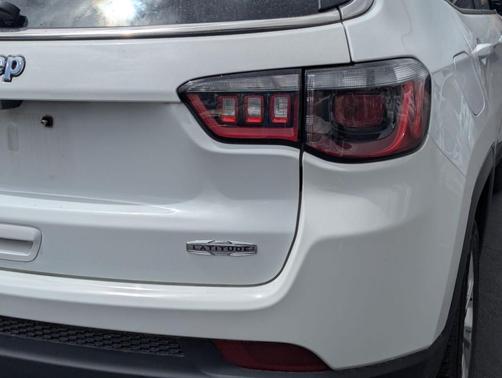 Bright White Clearcoat 2024 Jeep Compass Latitude