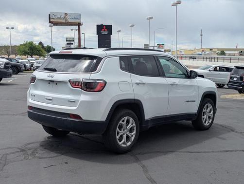 Bright White Clearcoat 2024 Jeep Compass Latitude