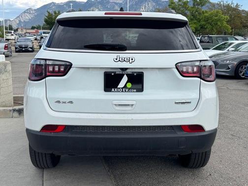 Bright White Clearcoat 2024 Jeep Compass Latitude