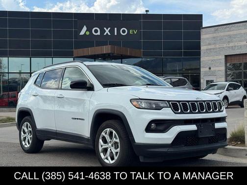 Bright White Clearcoat 2024 Jeep Compass Latitude