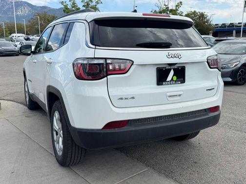 Bright White Clearcoat 2024 Jeep Compass Latitude