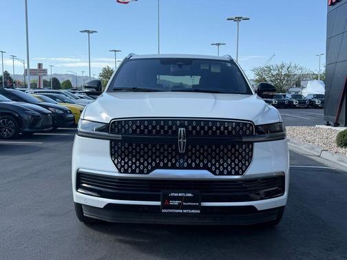 White Metallic 2025 Lincoln Navigator Reserve