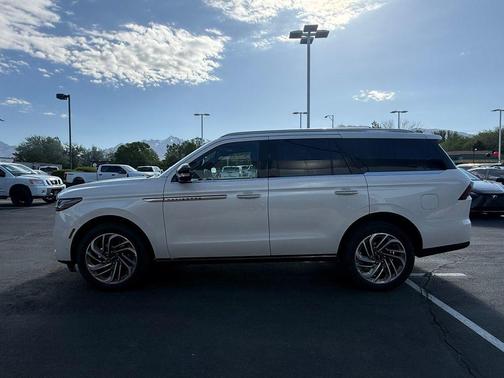 White Metallic 2025 Lincoln Navigator Reserve