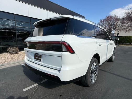White Metallic 2025 Lincoln Navigator Reserve