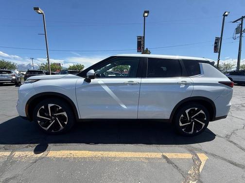 White 2022 Mitsubishi Outlander ES