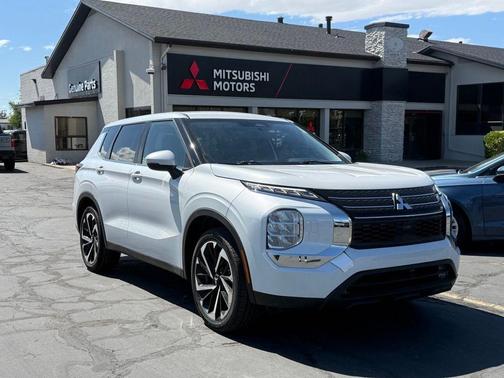 White 2022 Mitsubishi Outlander ES