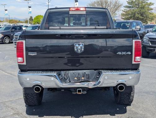Brilliant Black Crystal Pearlcoat 2017 RAM 1500 Laramie