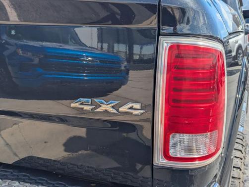 Brilliant Black Crystal Pearlcoat 2017 RAM 1500 Laramie