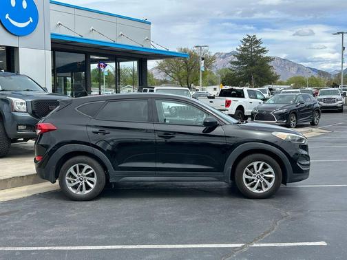 Black Noir Pearl 2016 Hyundai TUCSON SE